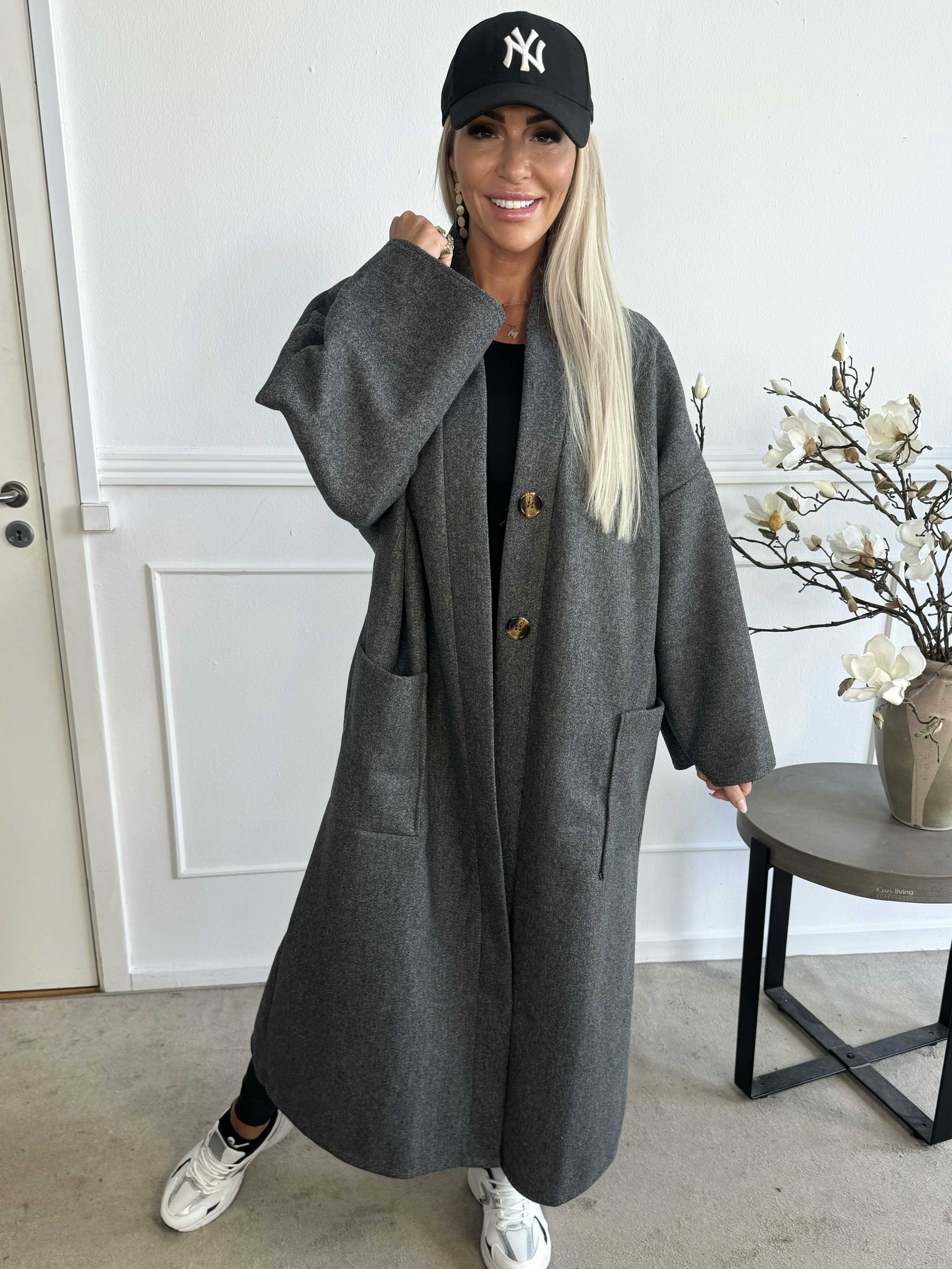 Abbelin - Lång oversized kappa med dekorativa knappar